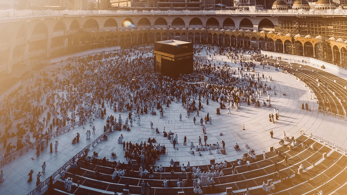 People-gathering-around-the-Kaaba-to-perform-pilgrimage-Credits-KSA-Directory